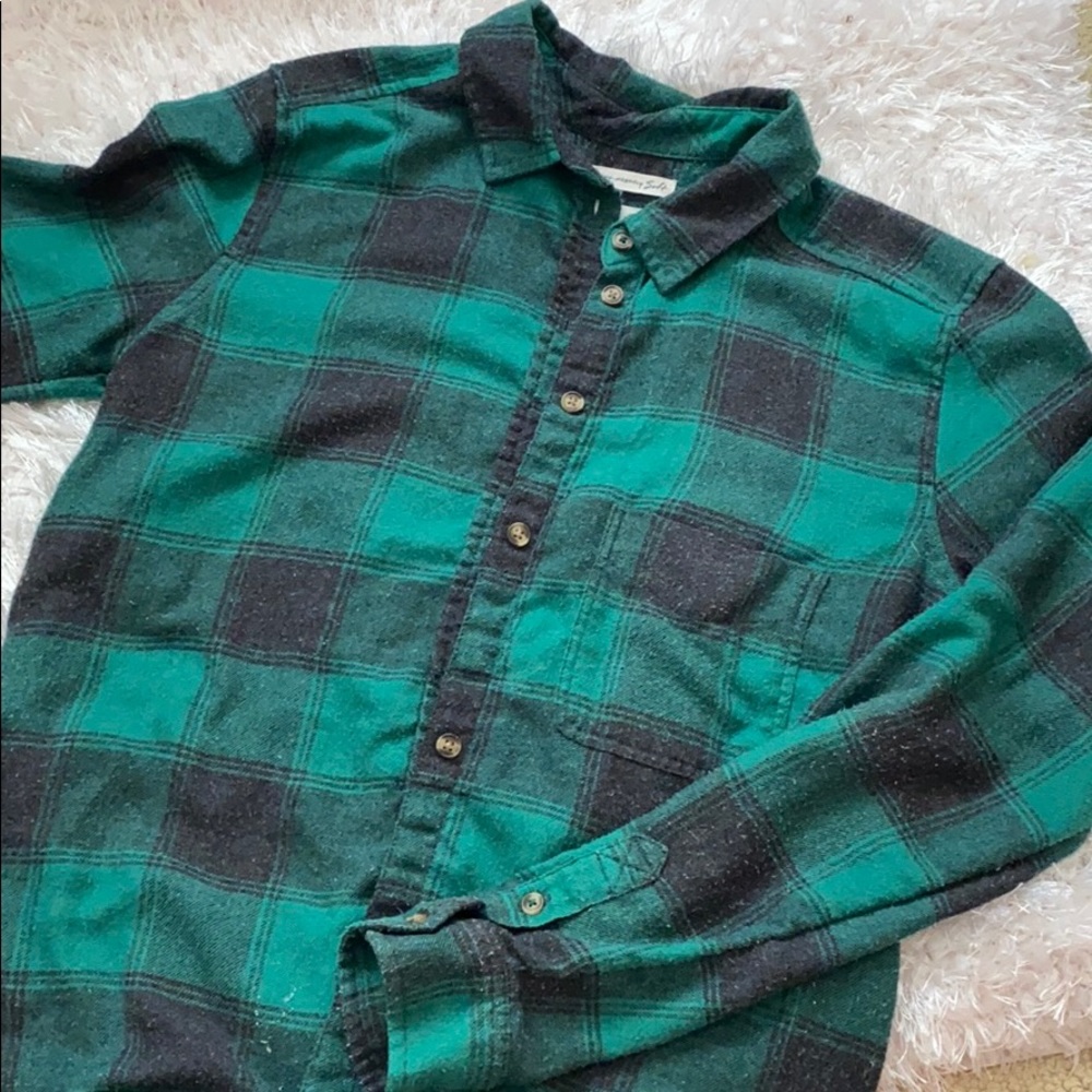 AMERICAN EAGLE green and black flannel